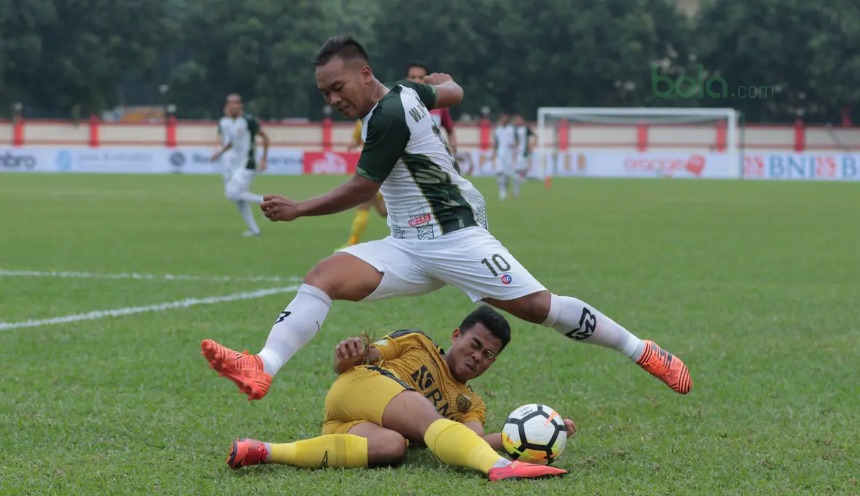 Pemain PS Tira, Wawan Febriyanto menghidari sapuan pemain Bhayangkara FC, Nurhidayat pada lanjutan Liga 1 2018 di Stadion PTIK, Jakarta, Jumat (4/5/2018). Bhayangkara bermain imbang 1-1 dengan PS Tira. (Bola.com/Nick Hanoatubun)