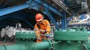 Petugas melakukan pemeliharaan rutin di Unit Pembangkitan Muara Karang, Jakarta, Rabu (31/7/2019). Setiap tahun UP Muara Karang membangkitkan energi listrik rata-rata 7.900 GWh yang disalurkan melalui Saluran Udara Tegangan Tinggi 150 kV ke sistem interkoneksi Jawa Bali. (Liputan6.com/Angga Yuniar)