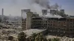 Asap mengepul dari bangunan kompleks rumah sakit Soroka setelah dihantam rudal yang ditembakkan dari Iran di Be'er Sheva, Israel, Kamis, 19 Juni 2025. (AP Photo/Leo Correa)