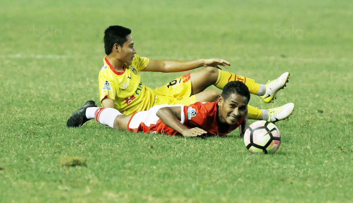 Gelandang Bhayangkara FC, Evan Dimas dan gelandang  Persija, Ramdani Lestaluhu terjatuh pada lanjutan Liga 1 di Stadion Patriot, Bekasi, Sabtu (29/7/2017). Bruno Lopes mencetak gol untuk kemenangan Persija. (Bola.com/M Iqbal Ichsan)