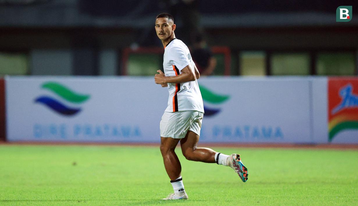 Aksi pemain Ratchaburi FC, Faiq Jefri Bolkiah, dalam pertandingan uji coba melawan Persija Jakarta yang berlangsung di stadion Patriot Candrabhaga, Bekasi, Minggu (25/6/2023). (Bola.com/M Iqbal Ichsan)
