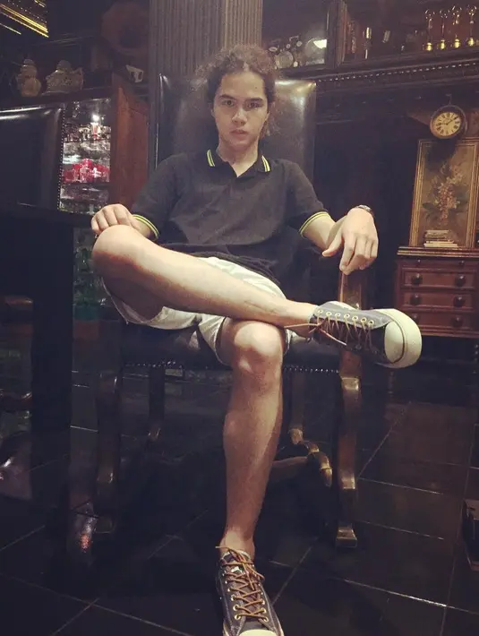 "Aku kurang kenal tante Mulan secara pribadi yang lebih dekat. Kalau sama Bunda kan karena Bunda ibu kandungku, tempat curhat. Sama-sama baik, tapi kalau Bunda ikatan batinnya lebih kuat kalau sama aku," ucap Dul. (instagram/duljaelani)