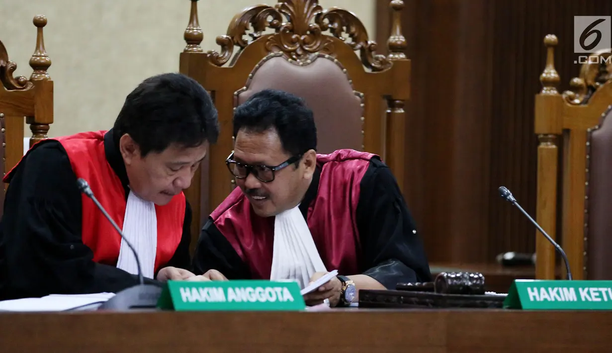 Majelis Hakim berdikusi saat sidang pembacaan putusan sela dalam kasus korupsi E-KTP dengan terdakwa Setya Novanto di Pengadilan Tipikor, Jakarta, Kamis (4/1). Majelis Hakim memutuskan kasus korupsi E-KTP dilanjutkan. (Liputan6.com/Johan Tallo)