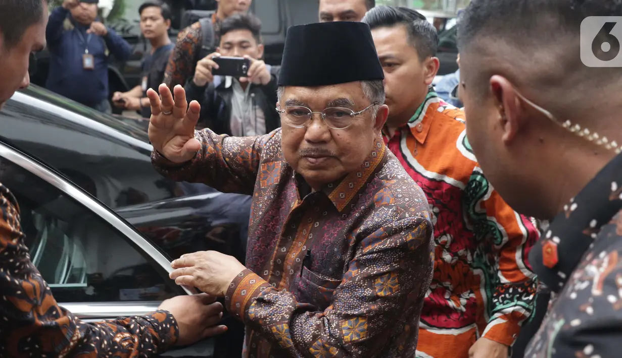 Wakil Presiden RI, Jusuf Kalla (tengah) saat memberi keterangan usai melihat kondisi terakhir Menko Polhukam Wiranto yang dirawat di RSPAD, Jakarta, Kamis (10/10/2019). Jusuf Kalla datang melihat kondisi Wiranto yang dirawat pasca peristiwa penusukan di Banten. (Liputan6.com/Helmi Fithriansyah)