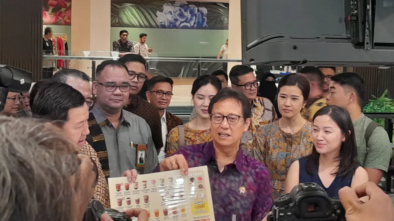 Menkes Budi saat berada di salah satu jaringan minuman boba membagikan tips memilih menu yang sehat.