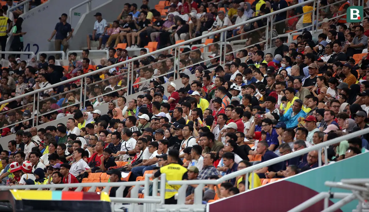 <p>Penonton memadati bangku stadion menyaksikan laga ketiga Grup C Piala Dunia U-17 2023 antara Timnas Inggris U-17 menghadapi Timnas Brasil U-17 di Jakarta International Stadium, Jakarta Utara, Jumat (17/11/2023). (Bola.com/Ikhwan Yanuar)</p>