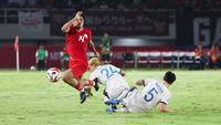 Pemain Timnas Indonesia, Asnawi Mangkualam terjatuh saat berusaha melewati penjagaan sejumlah pemain Filipina saat laga Grup B Piala AFF 2024 yang berlangsung di Stadion Manahan, Solo, Jawa Tengah, Sabtu (21/12/2024). (Bola.com/Abdul Aziz)