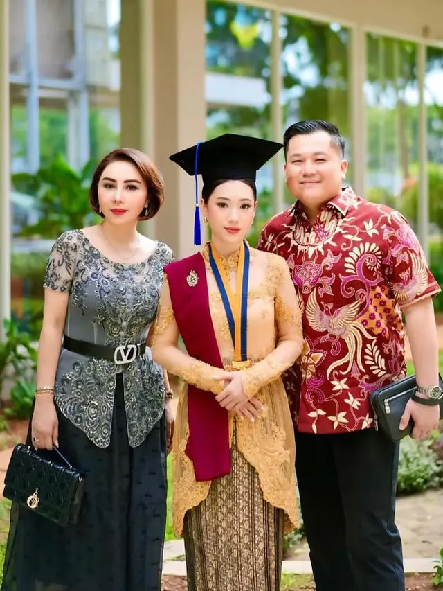 Potret Wisuda S1 Putri Sulung Femmy Permatasari Raih Predikat Cumlaude. [@femmypermatasari]
