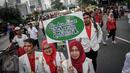 Peserta dari ISMAFARSI memperlihatkan poster saat melakukan longmarch memperingati Hari Apoteker Sedunia di kawasan Car Free Day, Jakarta, Minggu (25/9). Mereka mengajak masyarakat cerdas menggunakan obat, termasuk DaGuSiBu. (Liputan6.com/Faizal Fanani)