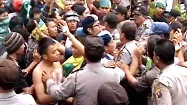 Mahasiswa Demo Tuntut Penangkapan Gubernur Sumut