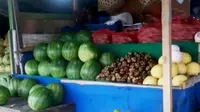 Melemahnya nilai tukar rupiah berdampak pada menurunnya pasokan buah impor di Ambon.