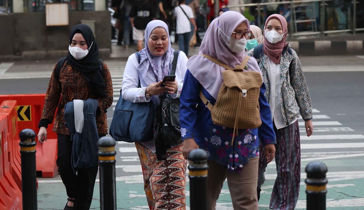 Sebagaimana diketahui, setiap 21 April, bangsa Indonesia memperingati kelahiran Raden Ajeng Kartini. Tampak dalam foto, sejumlah perempuan mengenakan kebaya saat melintas di sekitar kawasan Bundaran Hotel Indonesia, Jakarta, Selasa (21/4/2026). (Kapanlagi.com/Budy Santoso)