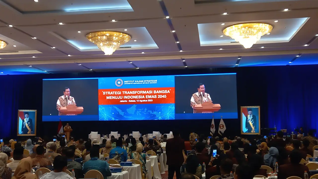 Bakal calon presiden Prabowo Subianto dalam acara seminar ekonomi kebangsaan 'Strategi Transformasi Bangsa Menuju Indonesia Emas 2045' di Menara Bidakara, Jakarta, Selasa (15/8/2023). (Muhammad Genantan Saputra/Merdeka.com)