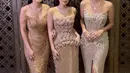 Fashion designer Merdi Sihombing menyebut ketiganya sebagai Otto's Angels. Di resepsi pernikahan, tiga bersaudara jelita ini mengenakan gaun pesta rancangan Yogie Pratama. [Foto: Instagram @nataliahasibuan]