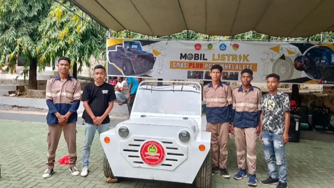 Siswa SMA Swasta Plus PGRI Mnelalete, Kabupaten Timor Tengah Selatan, Nusa Tenggara Timur (NTT), mencatat sejarah sebagai sekolah menengah pertama yang berhasil merakit mobil listrik.