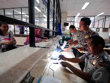 Petugas samsat Jakarta Pusat saat melayani wajib pajak, Kamis (11/12/2014). (Liputan6.com/Johan Tallo)