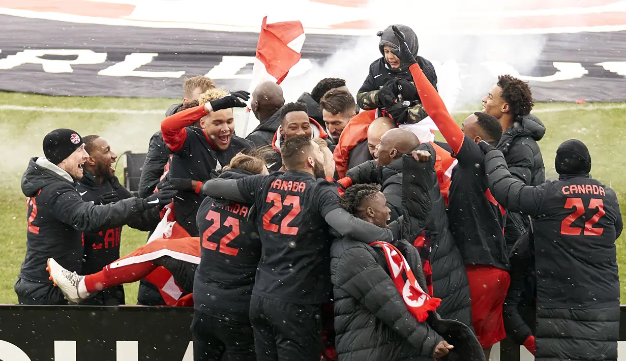 Timnas Kanada menyudahi penantian selama 36 tahun untuk berlaga di Piala Dunia. Terakhir kali, Les Rouges ikut ambil bagian di turnamen akbar sepak bola tersebut adalah pada 1986 dimana Maradona lewat gol tangan tuhannya membuat Argentina juara Piala Dunia. (AFP/Geoff Robins)