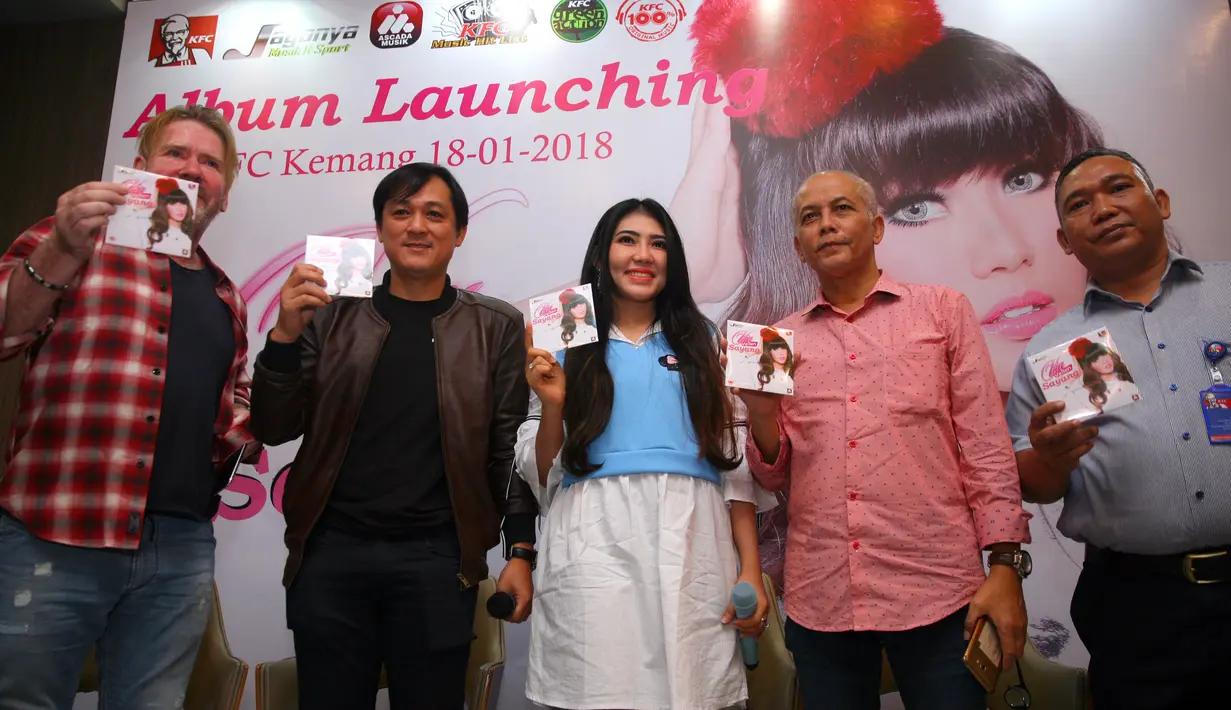 Keceriaan Via Vallen saat peluncuran albumnya 'Sayang' di KFC Kemang, Jakarta, Kamis (18/1/2018). Album ini menurutnya album nasional perdananya. (Nurwahyunan/Bintang.com)