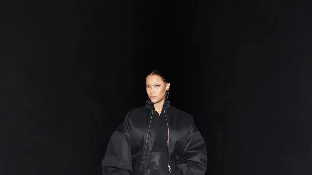 Tanpa Alis dan Rambut Kepang, Tyra Banks Nyaris Tak Dikenali Saat Hadiri Show Balenciaga Paris Fashion Week 2025