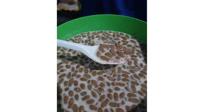 6 Kelakuan Nyeleneh Orang Suapi Makan Hewan Ini Bikin Geleng Kepala
