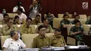 Menteri Dalam Negeri Tjahjo Kumolo (tengah) saat mengikuti raker dengan Komite I DPD RI di kompleks parlemen, Senayan, Jakarta, Selasa (7/5/2019). Tjahjo mengatakan sistem pelaksanaan Pemilu 2019 akan dievaluasi. (Liputan6.com/JohanTallo)