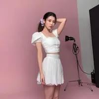 IU di sini yang tampil mengenakan set top dan skirt bernuansa putih. Top yang dikenakannya memiliki detail serut dan lengan balon, sedangkan skirtnya dihiasi sulaman bunga untuk menambahkan kesan feminin. Foto: Instagram @dlwlrma.