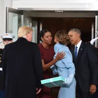 Barack Obama dan Istri sambut Donald Trump dan Istri di Gedung Putih, Washington DC, AS, Jumat (20/1). Donald Trump akan menjalani pelantikan sebagai Presiden AS (AP Photo)