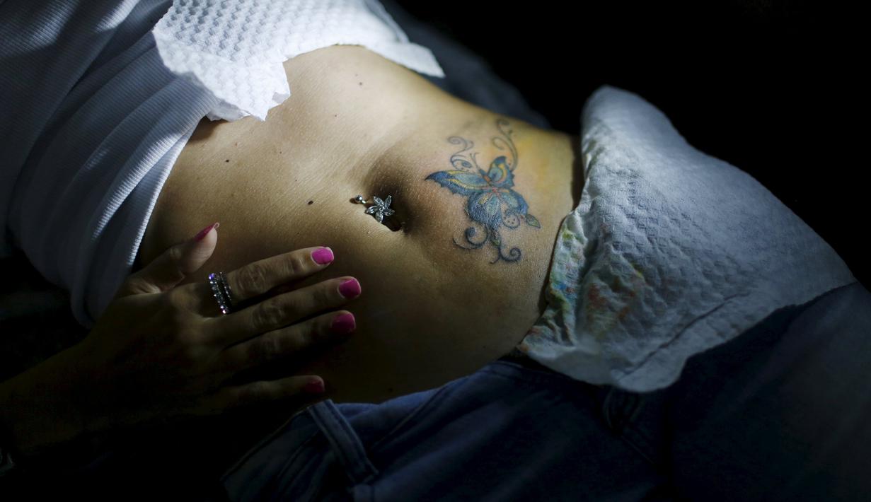 Tampak sebuah tato terlihat pada perut seorang seorang wanita saat Festival Internasional Tattoo Week Rio 2016 ketiga di Rio de Janeiro, Brasil, (22/1/2016). (REUTERS/Pilar Olivares)