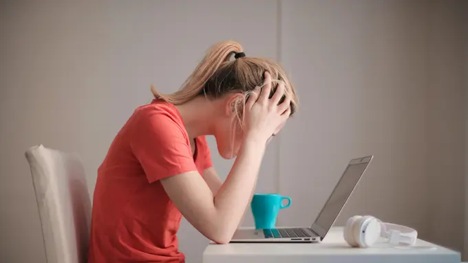Perempuan di depan laptop
