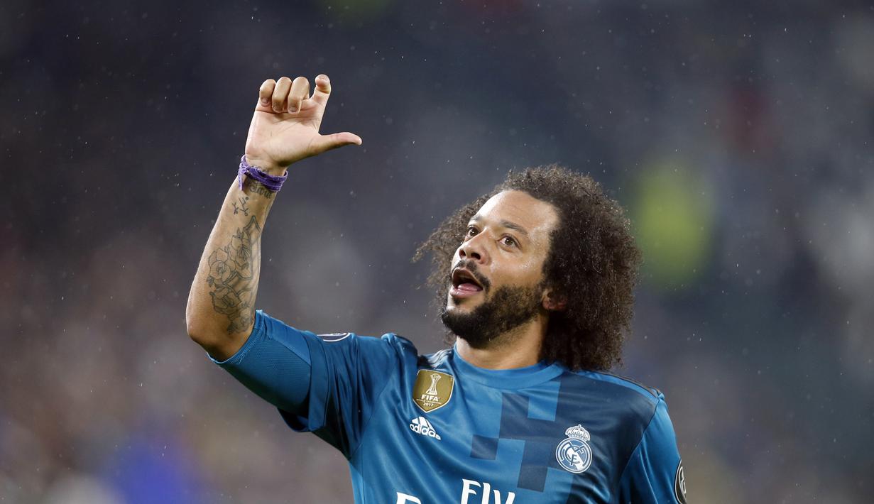Bek Real Madrid, Marcelo menyumbang satu gol pada menit ke-72 saat melawan Juventus pada laga leg pertama perempat final Liga Champions di Allianz stadium, Turin, (3/4/2018). Real Madrid menang 3-0. (AP/Antonio Calanni)