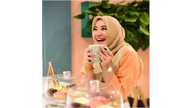 6 Potret Cantiknya Istri Mendiang Sys NS yang Menikah Lagi dengan Cinta Pertamanya