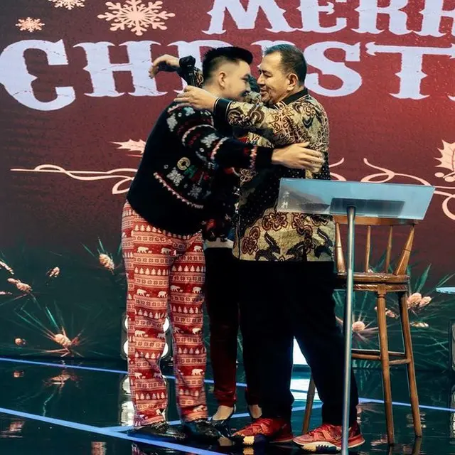 Punya Kekasih Anak Pendeta, Ini 6 Salmafina dan Greivance Lumoindong Rayakan Natal Bareng