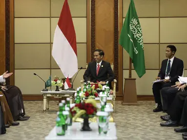 Presiden Joko Widodo (Jokowi) menerima Menteri Luar Negeri Arab Saudi, Adel al-Jubeir di sela pertemuan KTT Luar Biasa OKI di Jakarta, Senin (7/2/2016). (Liputan6.com/Faizal Fanani)