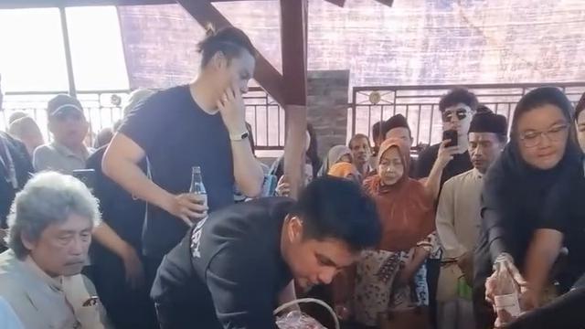 Momen Haru Pemakaman Ayah Baim Wong ada Disamping Istri