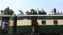 Warga Pakistan menaiki kereta api yang penuh sesak saat orang-orang melakukan perjalanan ke kampung halaman dan desa mereka untuk merayakan Idul Adha, atau "Hari Raya Kurban," di Lahore, Pakistan, Kamis (7/7/2022). Idul Adha, hari raya Islam terpenting, menandai kesediaan Nabi Ibrahim, Ibrahim untuk mengorbankan anaknya. (AFP/Arif Ali)