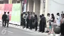 Warga berkumpul menyaksikan kemeriahan pawai parade seni budaya di tepi Jalan Asia Afrika, Bandung, Rabu (1/6). Kota Bandung dipilih sebagai tuan rumah terkait acara peringatan hari kelahiran Pancasila yang jatuh pada 1 Juni. (Liputan6.com/Faizal Fanani)