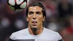 Kiper Juventus, Gianluigi Buffon bermain dengan bola jelang kick-off laga penyisihan Grup A Liga Champions melawan Bayern Muenchen di Olimpico, Turin, 30 September 2009. Skor 0-0. AFP PHOTO/JOHN MACDOUGALL 