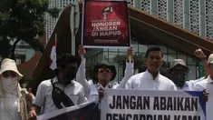Massa dari Aliansi Honorer Non Database BKN Gagal Calon Pegawai Negeri Sipil (CPNS) Indonesia menggelar Aksi Damai Jilid 2 Nasional di kawasan Silang Selatan Monumen Nasional, Jakarta Pusat, pada Senin (17/11/2025). (merdeka.com/magang/Rendi Saputra)