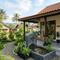 Rumah desa sederhana dengan pancuran mini di teras. [Foto: Gemini]
