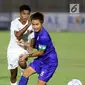 Pemain belakang Timnas Indonesia U-16, Alfin Farhan Lestaluhu (kiri) berebut bola dengan pemain Filipina U-16, Sam Rudolfo Taylor pada kualifikasi Piala AFC U-16 2020 Grup G di Stadion Madya Gelora Bung Karno, Jakarta, Senin (16/9/2019). Indonesia U-16 unggul 4-0. (Liputan6.com/Helmi Fithriansyah)