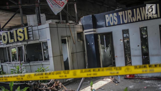 Kondisi Pos Polisi usai dibakar oleh massa saat aksi  unjuk rasa di fly over simpang Tomang, Jakarta, Kamis (26/9/2019). Terbakarnya pos polisi fly over simpang Tomang terjadi pada Kamis pukul 00.10 WIB. (Liputan6.com/Faizal Fanani)
