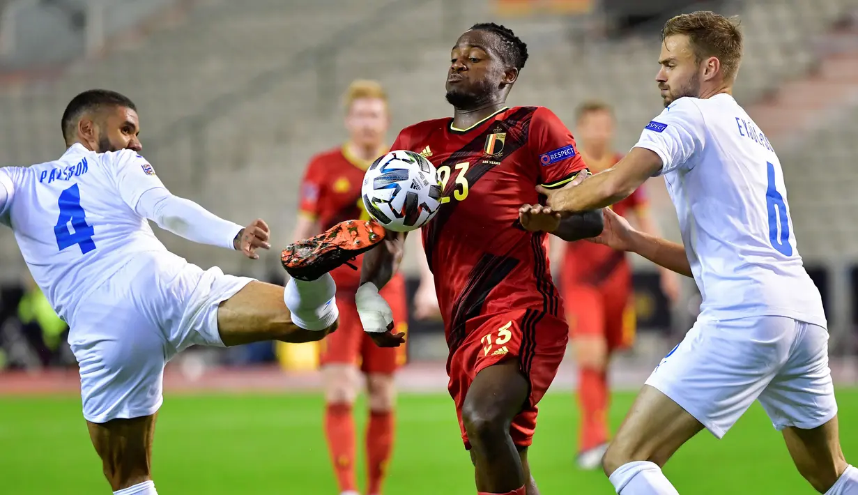Gelandang timnas Islandia, Victor Palsson (kiri) berebut bola dengan penyerang timnas Belgia, Michy Batshuayi pada matchday kedua UEFA Nations League A Grup 2 di King Baudouin Stadium, Rabu (9/9/2020) dini hari WIB. Belgia yang sempat tertinggal lebih dulu, menang 5-1 atas Islandia. (JOHN THYS/AFP)