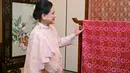 Iriana Jokowi kenakan tunik dengan potongan leher tinggi dengan detail renda cantik [Dok. Sekretariat Presiden]