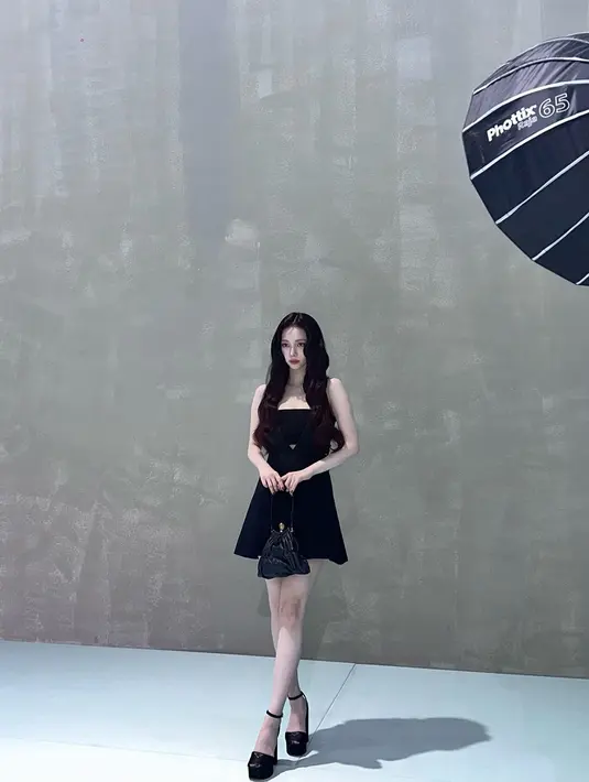 Diketahui, handbag yang ditenteng pelantun lagu “Supernova” itu merupakan salah satu item ikonik Prada, bahkan usianya mencapai 100 tahun! [@katarinabluu].