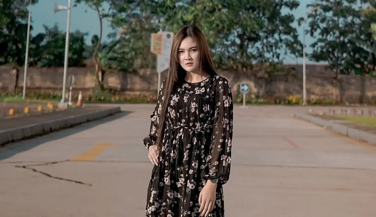 Pelantun lagu Konco Mesra ini tampil anggun dengan dress selutut berwarna hitam. Aksen bunga-bunga membuat gaya artis kelahiran Kediri ini terlihat casual namun tetap menawan. (Liputan6.com/IG/@nellakharisma)