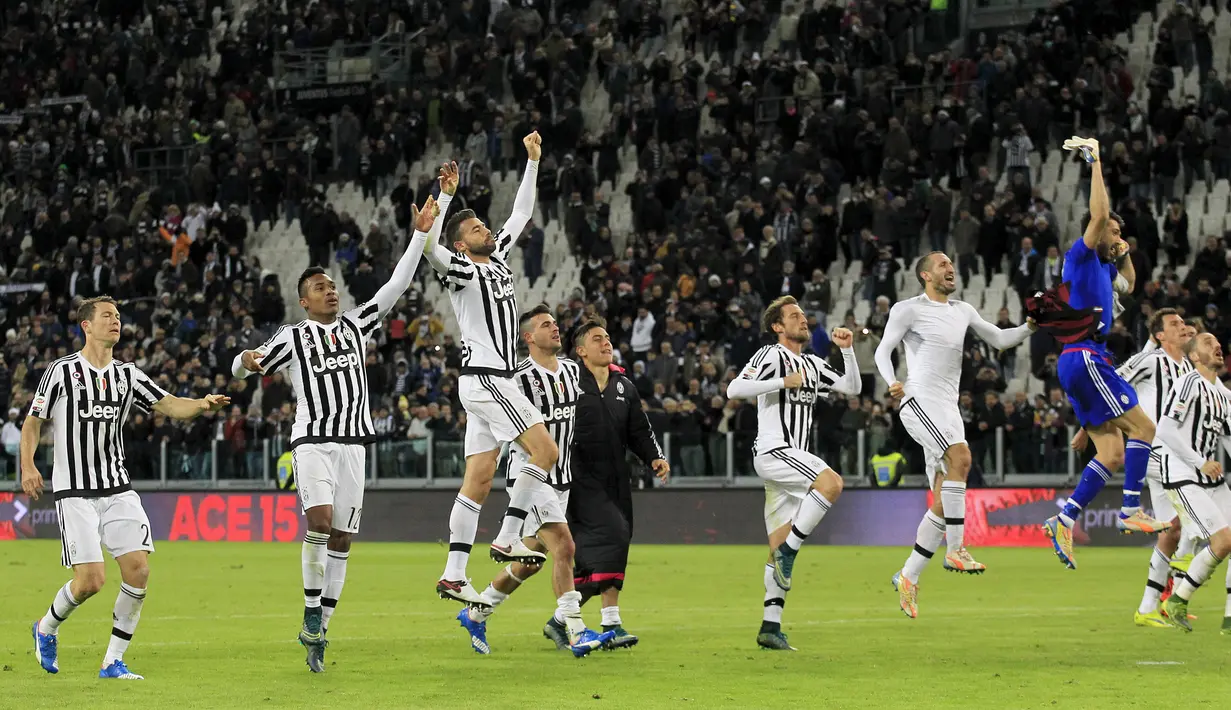Para pemain Juventus merayakan kemenangan atas AC Milan dalam lanjutan Serie A Italia di Stadion Juventus, Minggu (22/11/2015) dini hari WIB. (Reuters/Alessandro Garofalo)