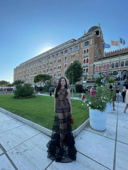 Wajah Beby Tsabina dipulas dengan look yang simple dan lipstik merah [@bebytsabina]