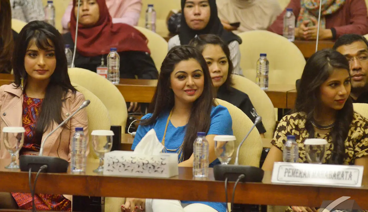 Tiga artis cantik pemeran Mahabaratha saat menghadiri dialog "Diplomasi Budaya Melalui Pendekatan Pop Culture", Jakarta, Kamis (18/12/2014). (Liputan6.com/Andrian M Tunay)