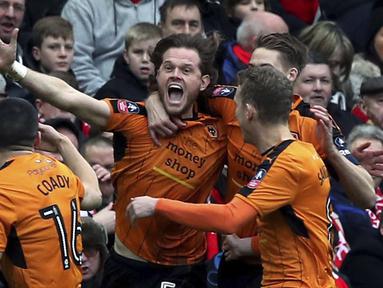 Ekspresi pemain Wolverhampton Wanderers, Richard Stearman (tengah) usai membobol gawang Liverpool pada laga Piala FA putaran keempat di Anfield, Liverpool (28/1/2017). Liverpoool kalah 1-2. (Peter Byrne/PA via AP)