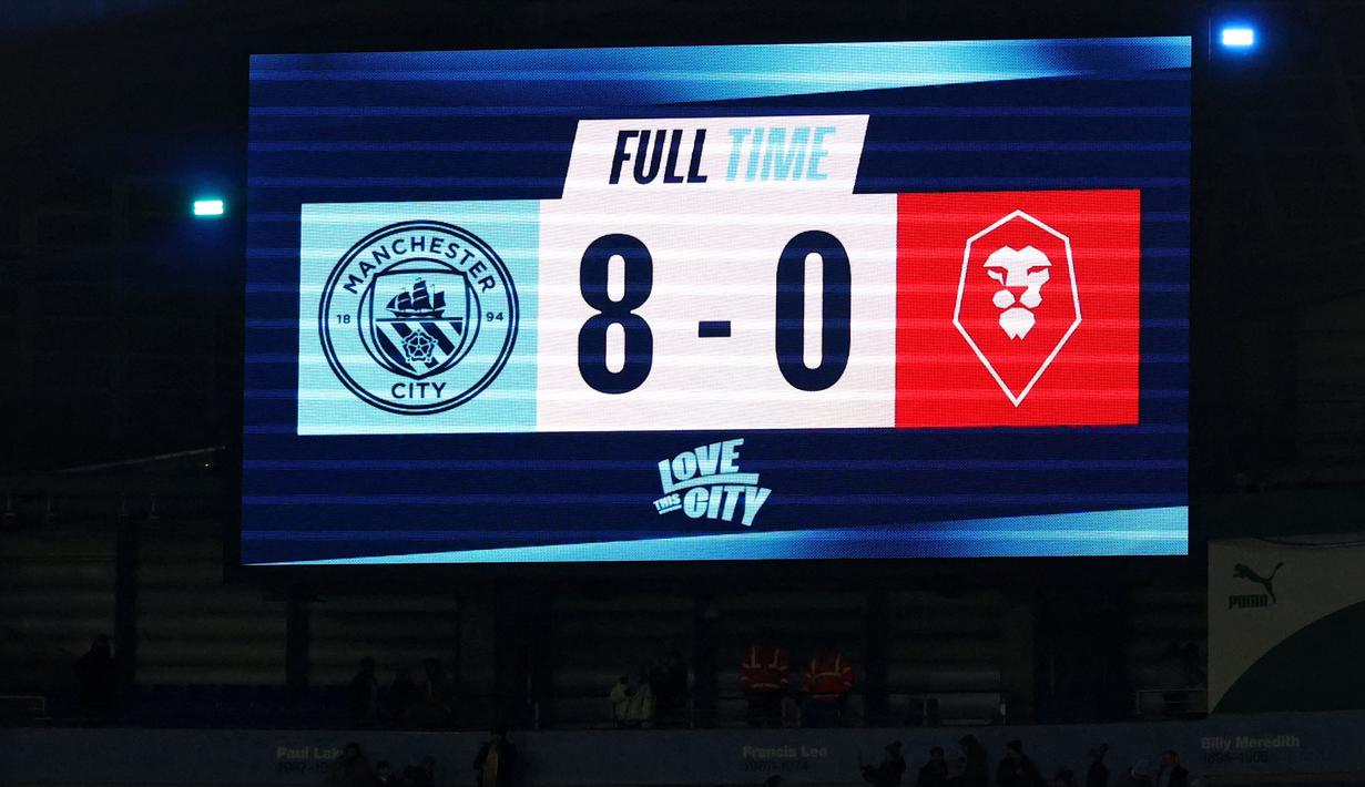 Tampilan papan skor pertandingan lanjutan Piala FA 2024/2025 antara Manchester City melawan Salford City di Etihad Stadium, Manchester, Inggris, Minggu (12/01/2025). (AFP/Darren Staples)